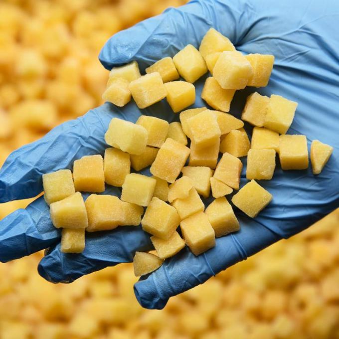 Pesche gialle biologiche IQF a cubetti, confezionate sfuse, frutta congelata, polpa acquosa, cubetti interi e met&agrave;, gusto dolce, conservate 1