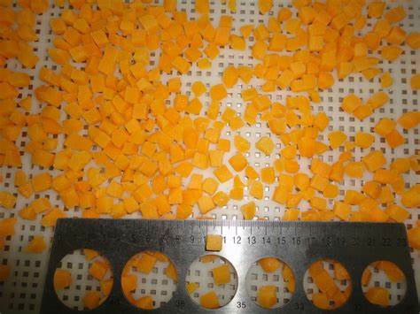 Pesche gialle biologiche IQF a cubetti, confezionate sfuse, frutta congelata, polpa acquosa, cubetti interi e met&agrave;, gusto dolce, conservate 0