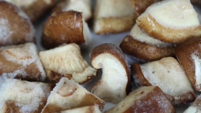 Sinocharm prezzo all'ingrosso Premium Funghi surgelati di alta qualit&agrave; 1/4 taglio IQF Shiitake surgelato con BRC a Dalla Cina 1